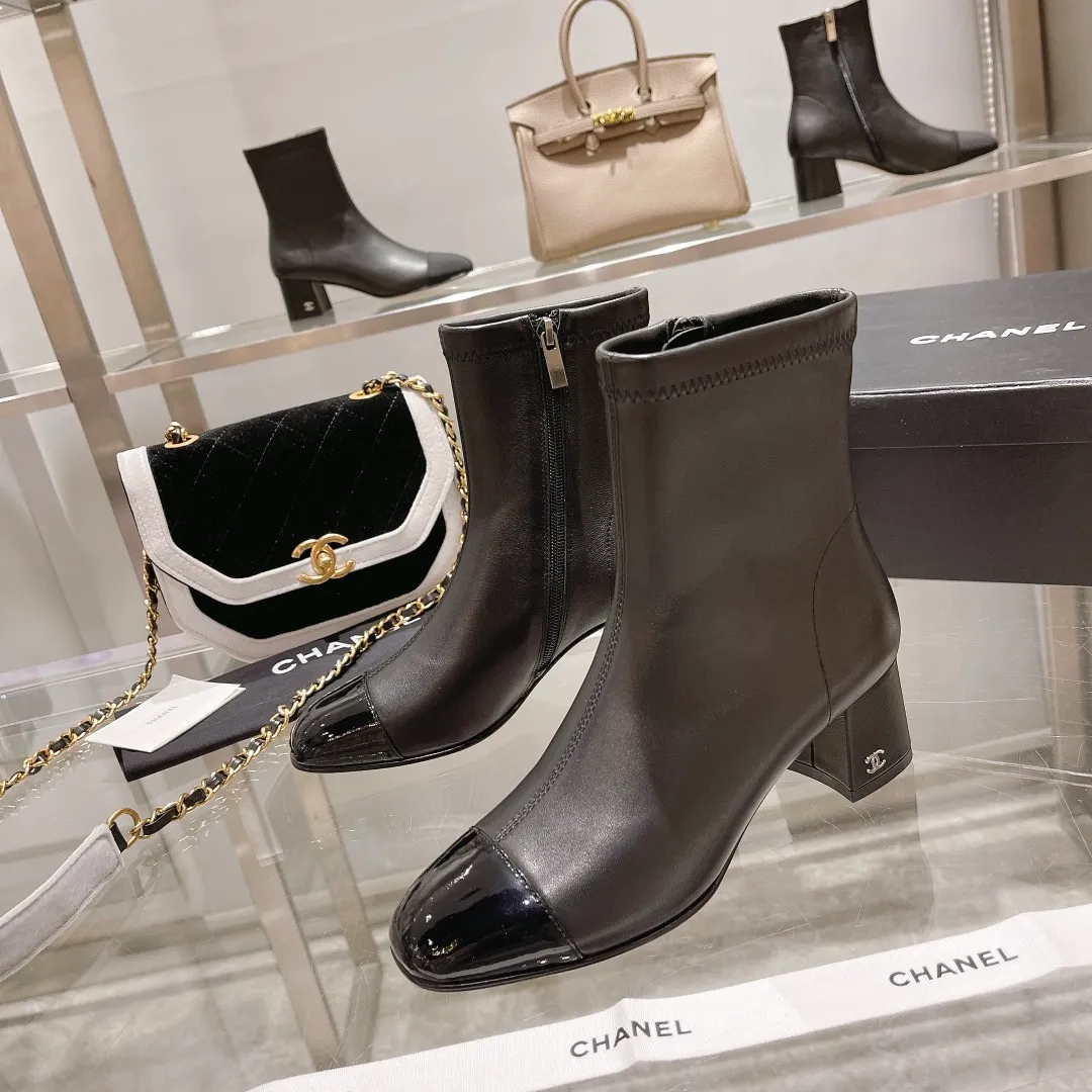 👟👟Ex-factory price 620👟👟 👑Chanel Chanel Xiaoxiang Wannian classic stitching thick heel short boots. 🔻Interpretation of elegant little fragrance〰️Super textured style, low-key but not simple, elegant and noble, especially the small double CLOGO embellishment on the heel, and the simple splicing of different materials on the toe casually reveal elegance and sophistication. It feels like walking on the ground without tiring your feet at all👌🏻. 👟👟👟👟The upper is made of imported Italian lambskin🐑, the lining is lambskin, and the Italian cow leather outsole. Heel height: 5cm. size: 35-39 (34, 40 can be customized)